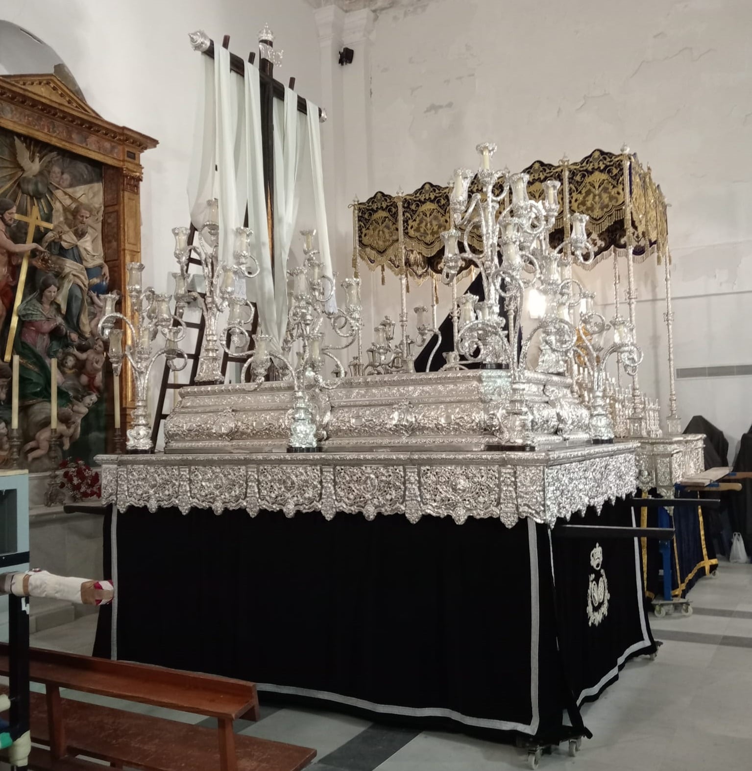 El paso de la Virgen de la Soledad en primer termino preparándose para el Sábado Santo