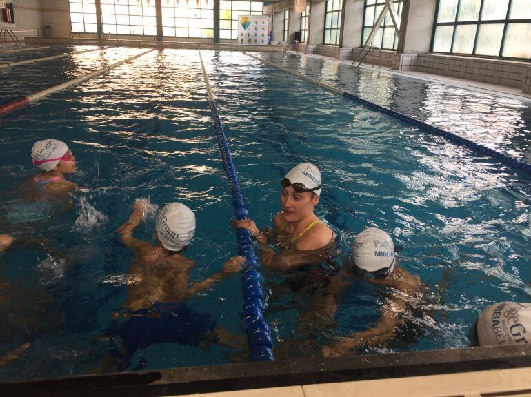 Mireia Belmonte en la piscina con niños de entre 6 y 12 años.