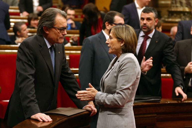 El presidente de la Generalitat en funciones, Artur Mas, conversa con la presidenta del Parlament, Carme Forcadell 