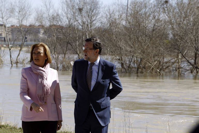 El presidente del Gobierno, Mariano Rajoy, ha recorrido junto a la presidenta de Aragón, Luisa Fernanda Rudi, una zona de la ribera del Ebro