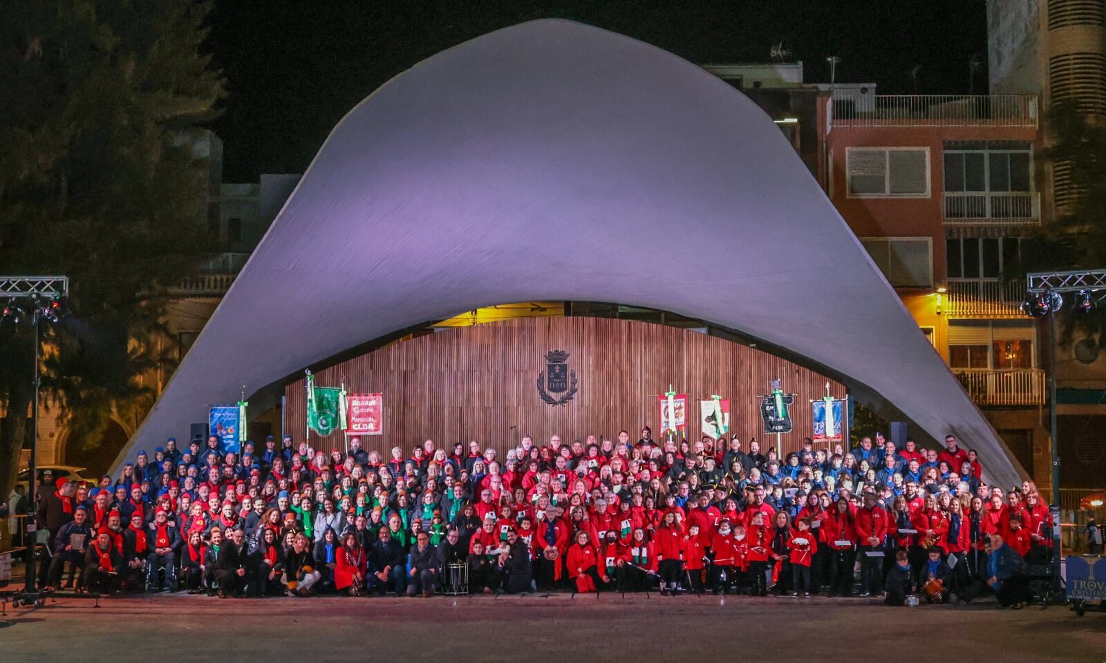 Foto de familia de las agrupaciones musicales de Moros y Cristianos de Elda en el desfile de Collas