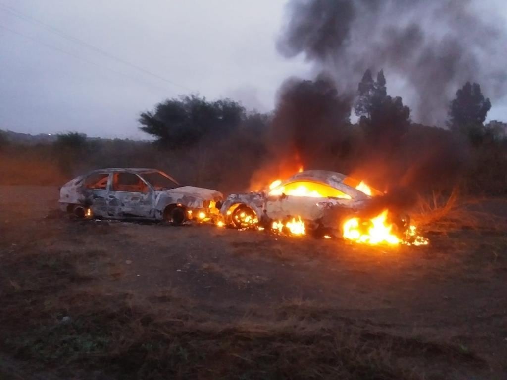 Dos de los coches que ardieron este miércoles en un solar de Las Castañetas de Málaga