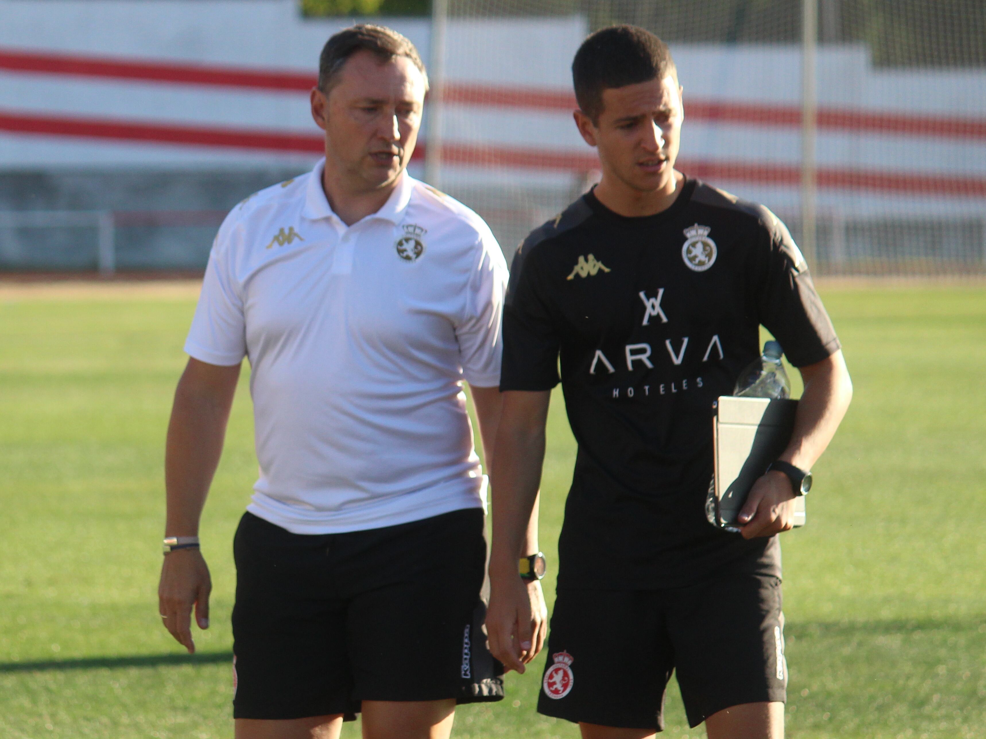 Raúl Llona junto a uno de sus ayudantes / Isaac Llamazares