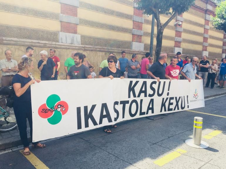 Miembros de la Federación de ikastolas se concentran delante del Consulado francés en Bilbao