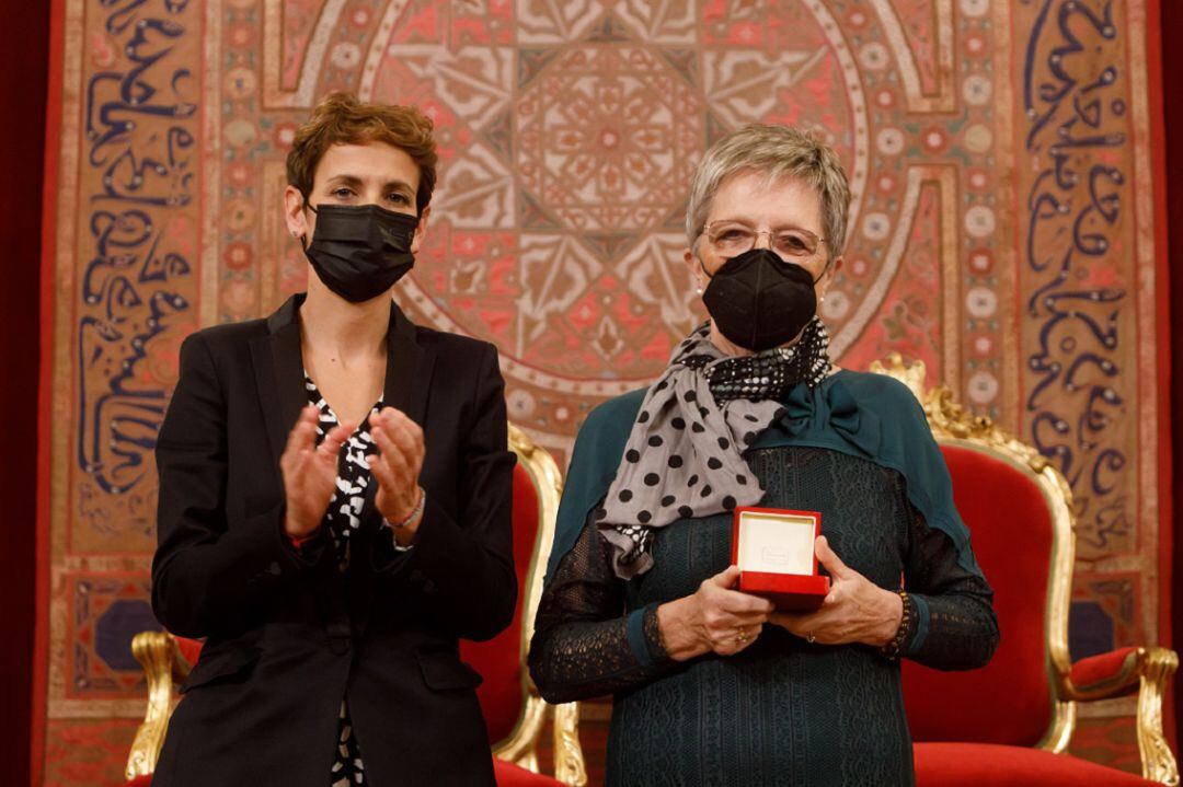 La presidenta del Gobierno de Navarra, María Chivite, junto a la madre de David Beriain, Angelines Amatriain.