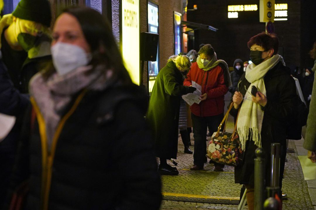 Varias personas pasean por la calle de Belín