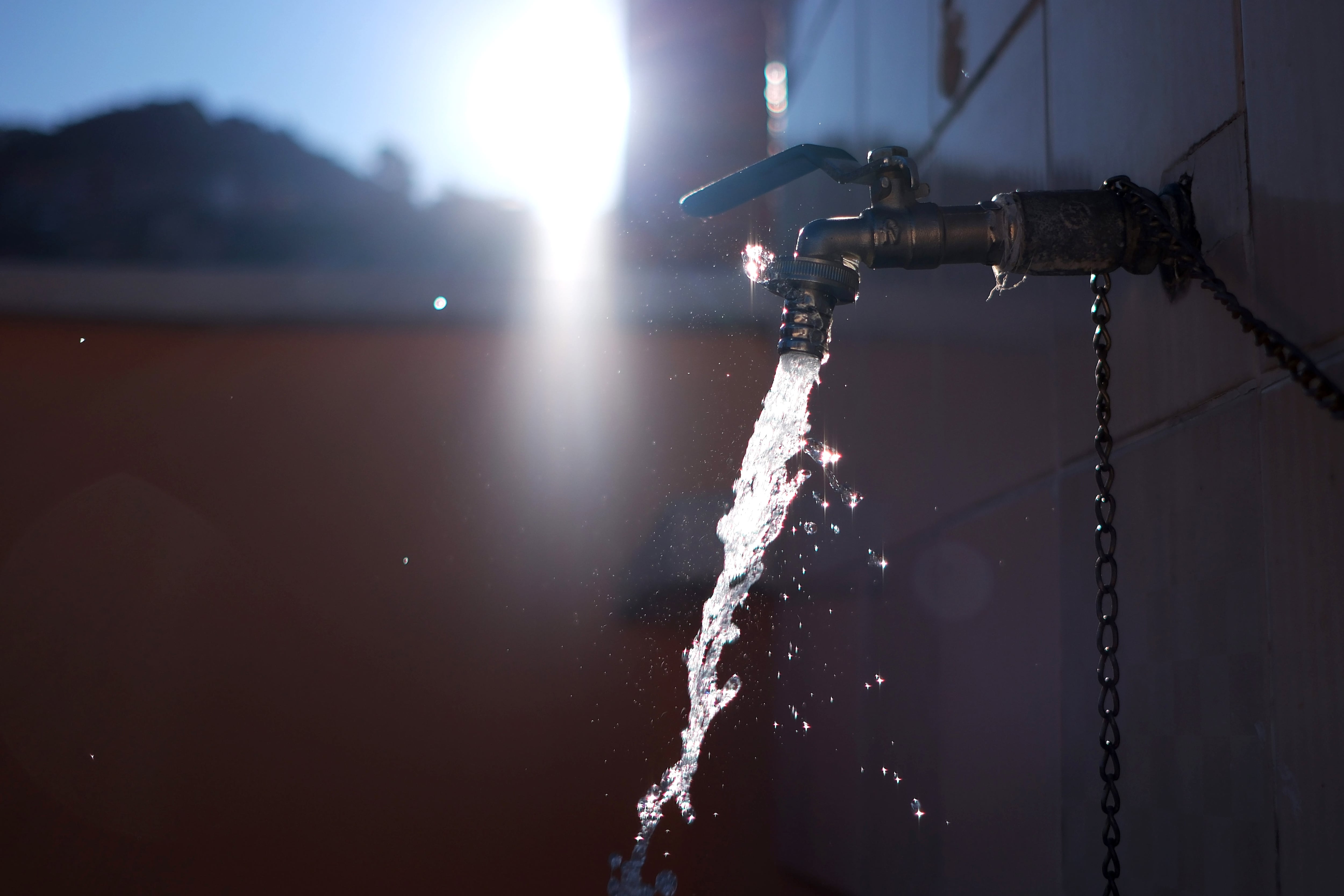 Un grifo deja caer agua en un domicilio