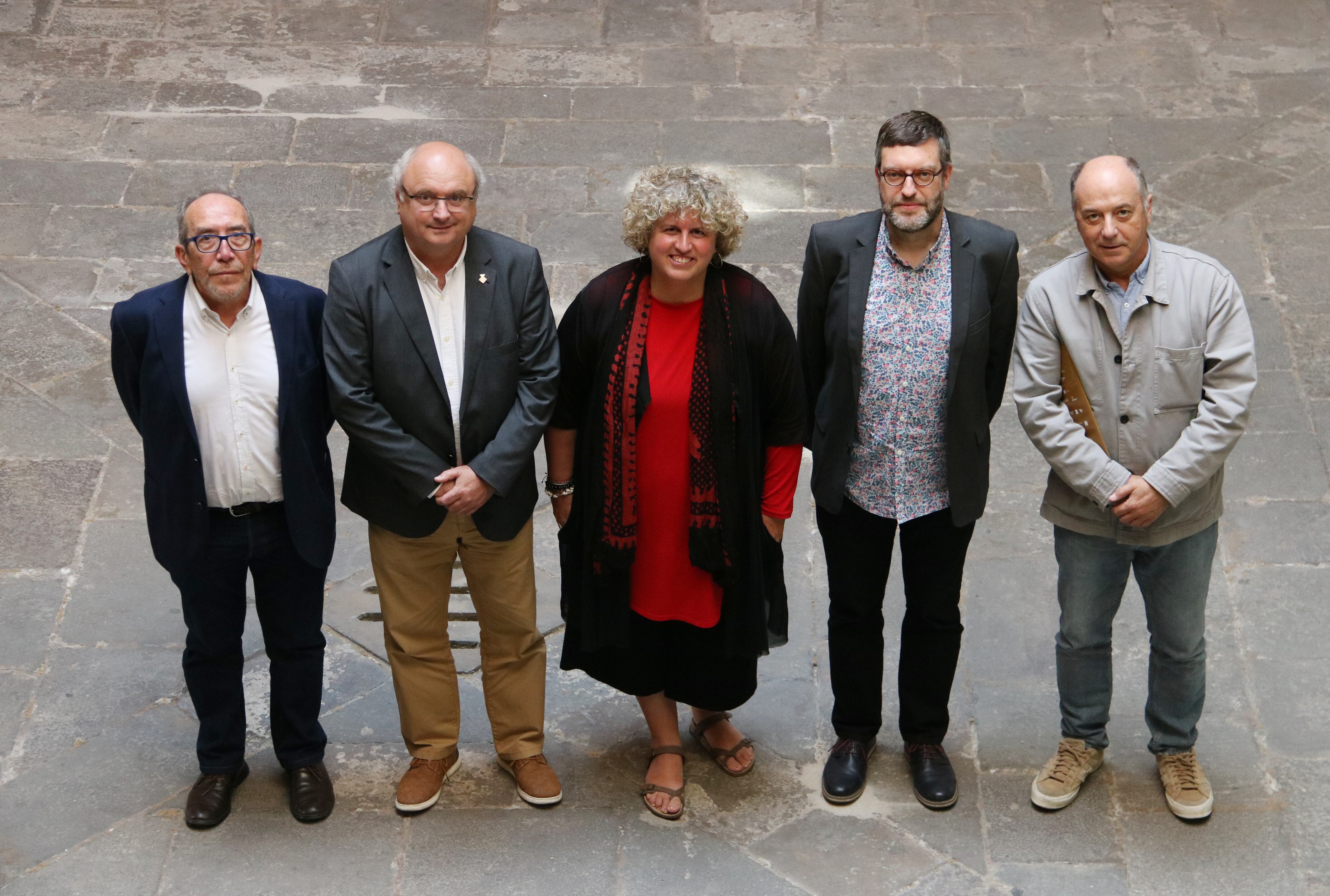 L&#039;alcalde de Torroella, Jordi Colomí (el segon començant per l&#039;esquerra), i al seu costat, la directora artística, Montse Faura