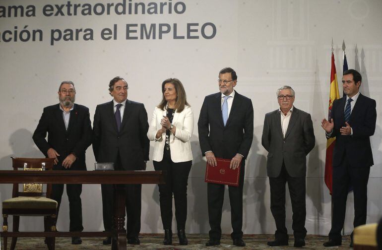 Mariano Rajoy posa acompañado de la ministra de Empleo, Fátima Báñez; los secretarios generales de UGT y CCOO, Cándido Méndez e Ignacio Fernández Toxo, y los presidentes de CEOE y Cepyme, Juan Rosell y Antonio Garamendi