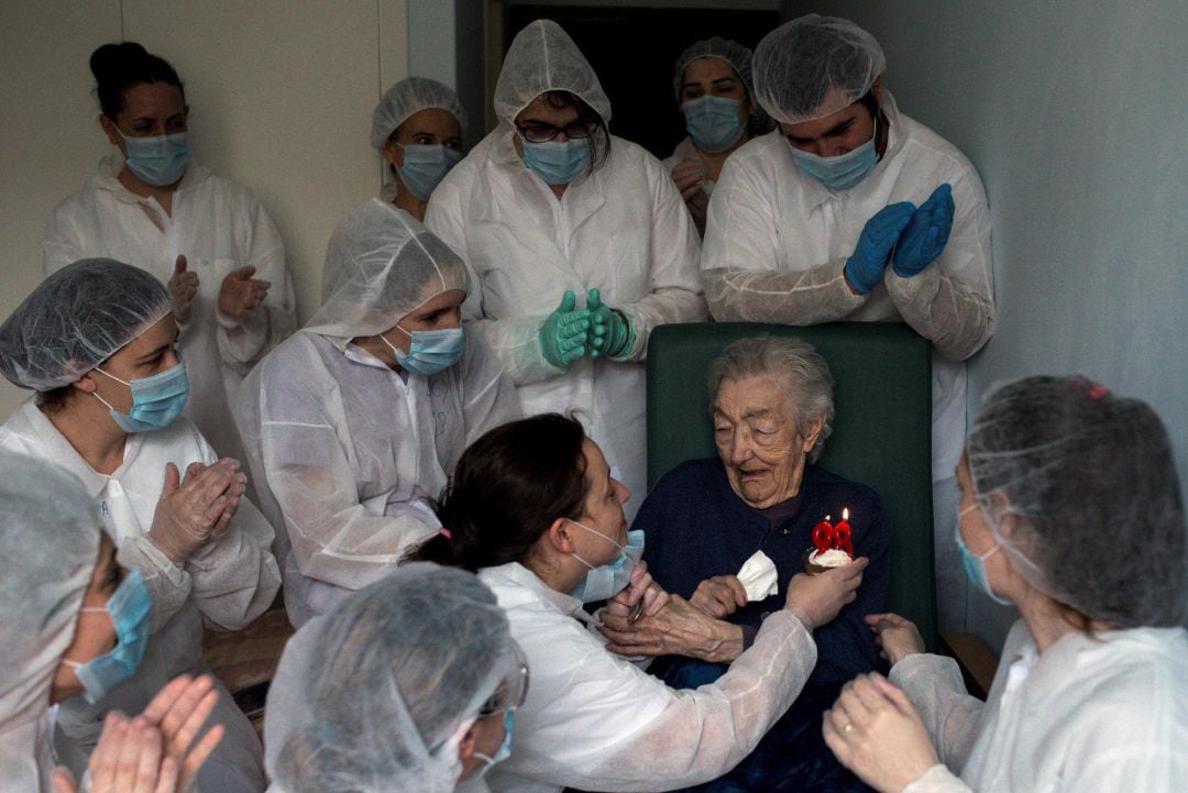 Fotografía de archivo de mayo de 2020 de las trabajadoras de la residencia San Carlos de Celanova (Ourense) que celebran el cumpleaños de Elena Pérez, de 98 años, durante el estado de alarma