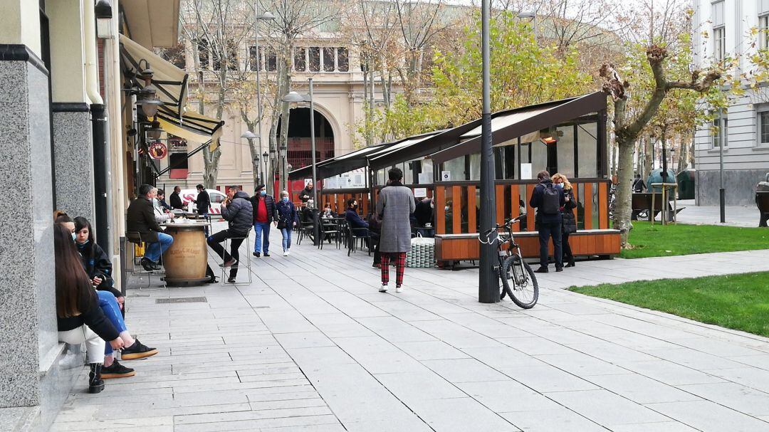 Personas sentadas en una terraza en la plaza del Castillo de Pamplona en el día en que se han reabierto las terrazas de la hostelería. En Pamplona, 26 de noviembre de 2020