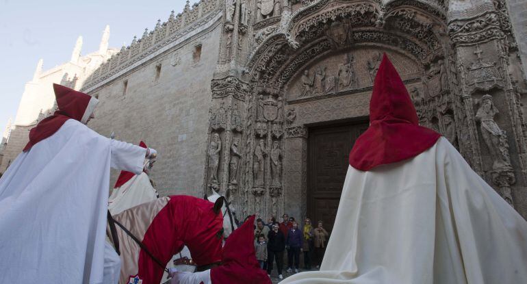 El pregonero de las Siete Palabras, a las puertas del Museo de Escultura