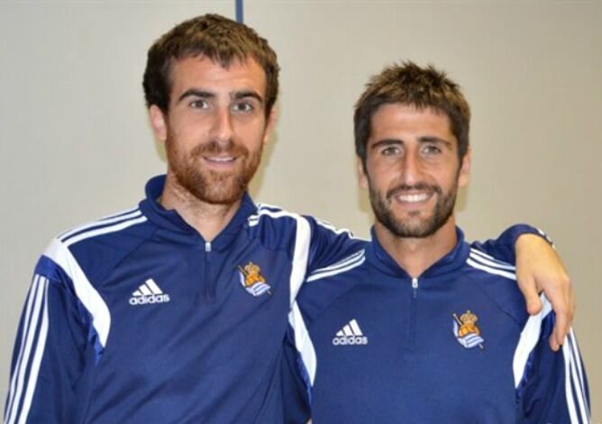 Mikel González y Markel Bergara posan en Zubieta