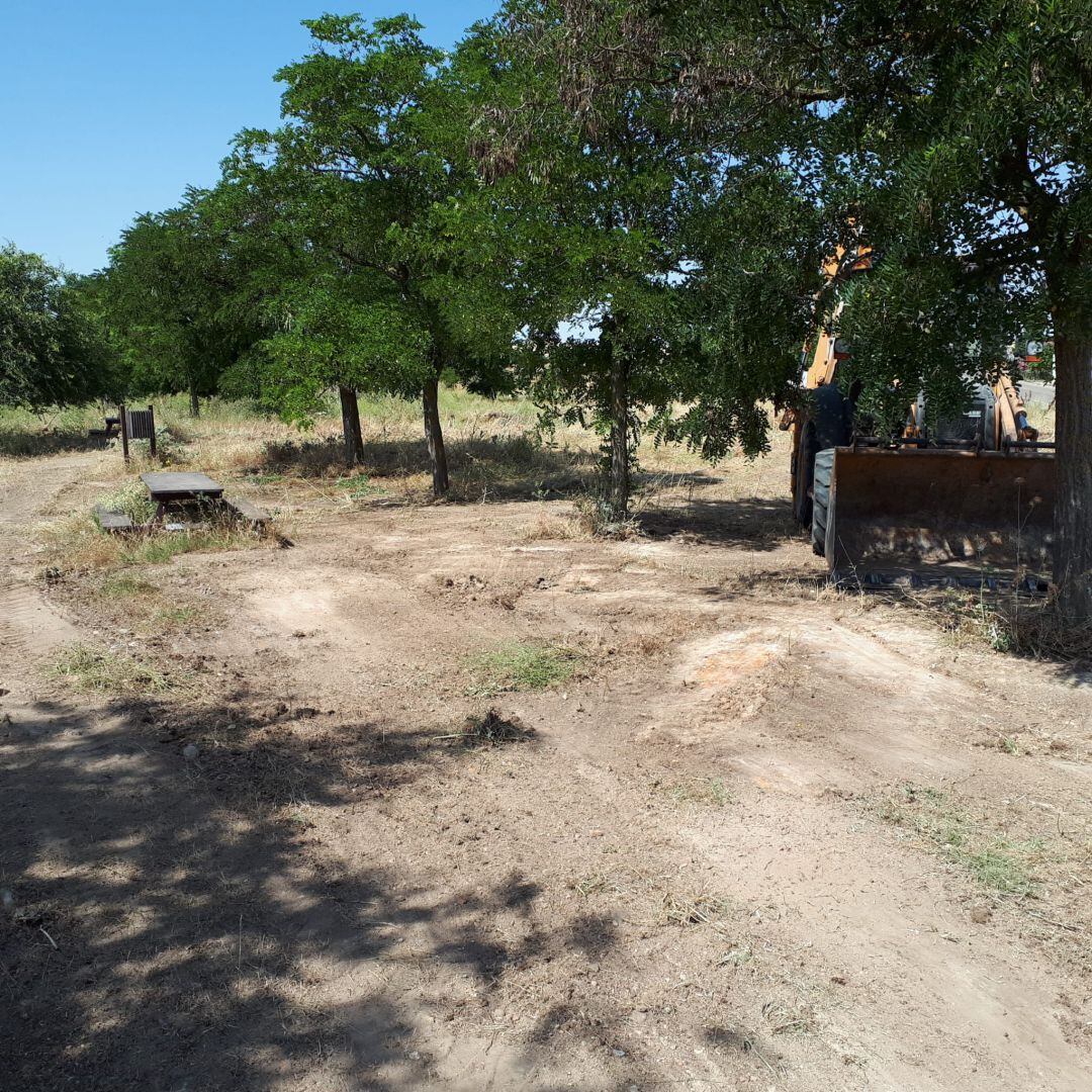 Labores de adecentamiento en el área recreativa de Rodilana