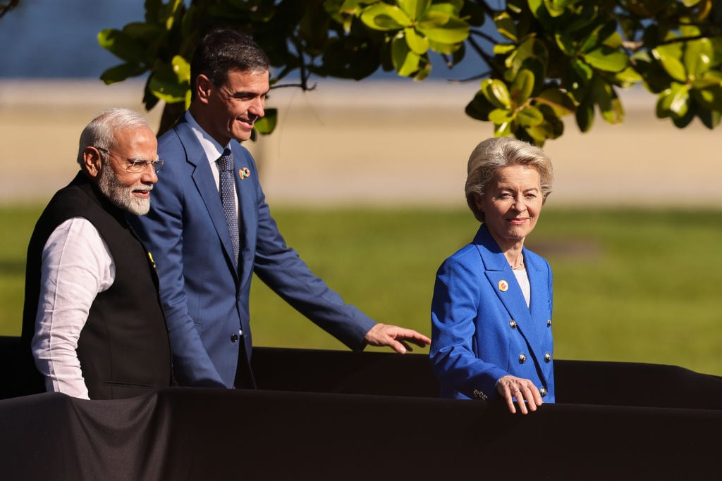 El jefe del Gobierno español, Pedro Sánchez, y la presidenta de la Comisión Europea, Ursula von der Leyen, en presencia del primer ministro indio, Narendra Modi, en la cumbre del G-20 de Río de Janeiro (Brasil).