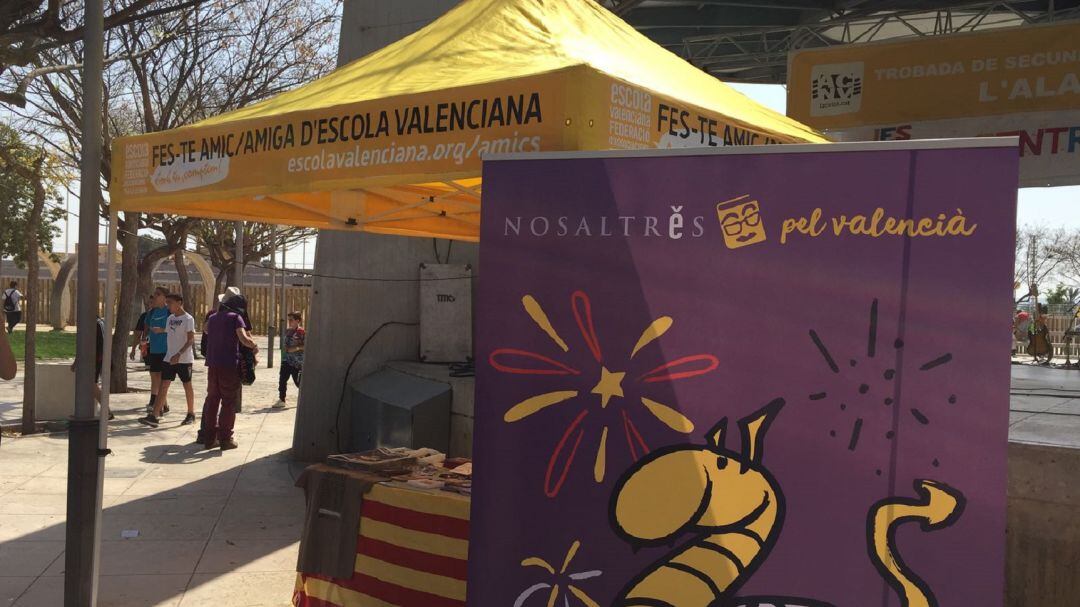 Imagen de un stand de promoción de la lengua valenciana