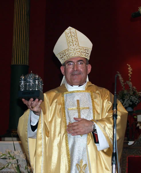 Casimiro López Llorente, muestra una reproducción del cimborrio de la catedral de Zamora durante su etapa como obispo de esa ciudad