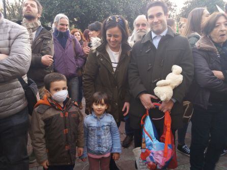 Gente de todas las edades acudieron a la convocatoria del movimiento juvenil internacional contra el cambio climático en Asturias. La concentración se llevó a cabo en la plaza de la Escandalera de Oviedo