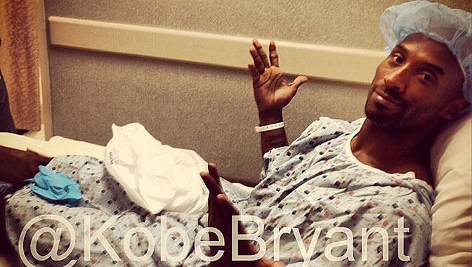 Kobe Bryant muestra esta imagen en la clínica en su cuenta de Twitter