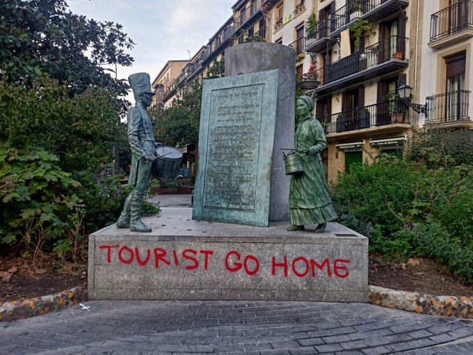 La escultura dedicada a Raimundo Sarriegi sufre una pintada en contra del turismo / Socialistas Donostia