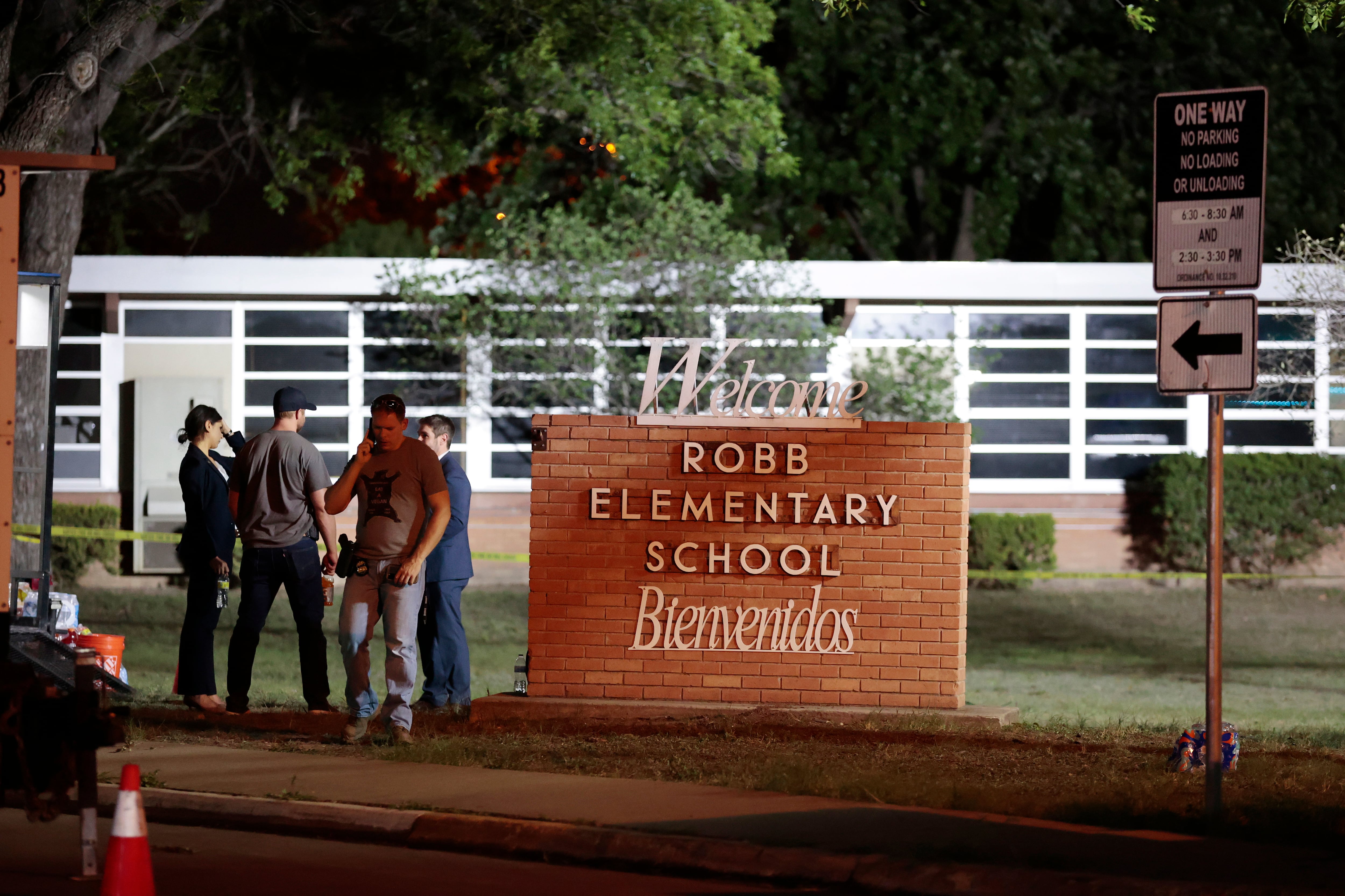 Policías e investigadores en la escena del tiroteo masivo en la escuela de primaria Roob en Uvalde, Texas.