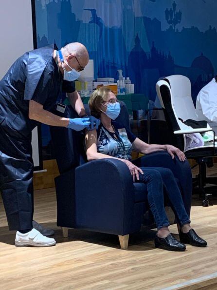 La administrativa del HUPM, Carmen, en el momento en que recibía la dosis