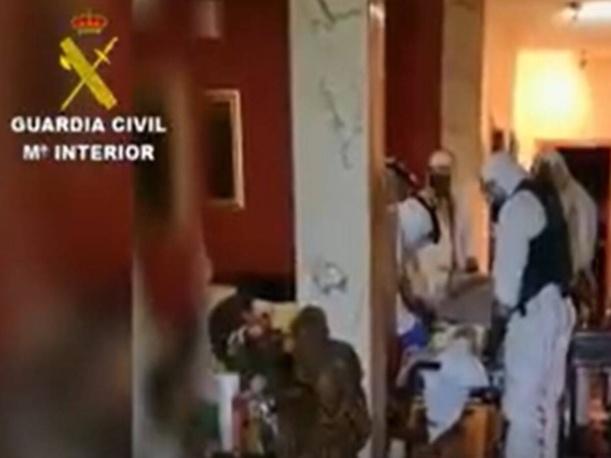 Una tinerfeña trasladada a la fuerza a un centro sanitario tras atrincherarse en su casa con síntomas Covid