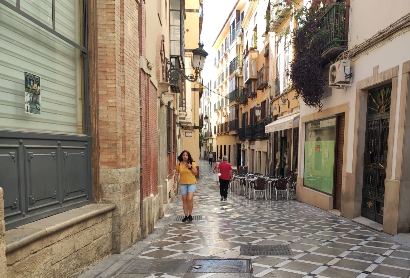 La calle Maestra, en Jaén capital, durante un día soleado y con personas paseando