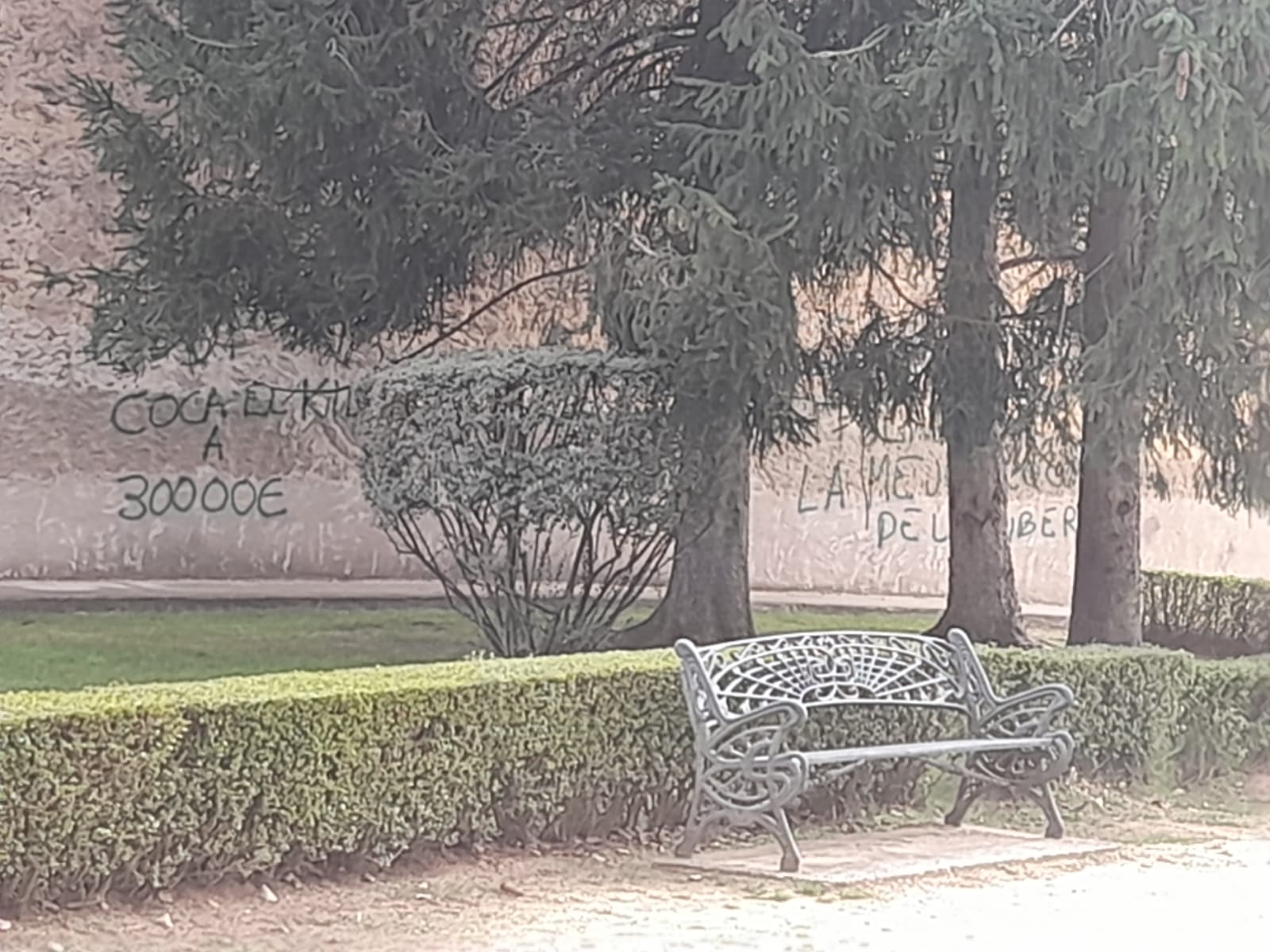 Las pintadas han aparecido en una esquina de la la fachada norte  de la ermita