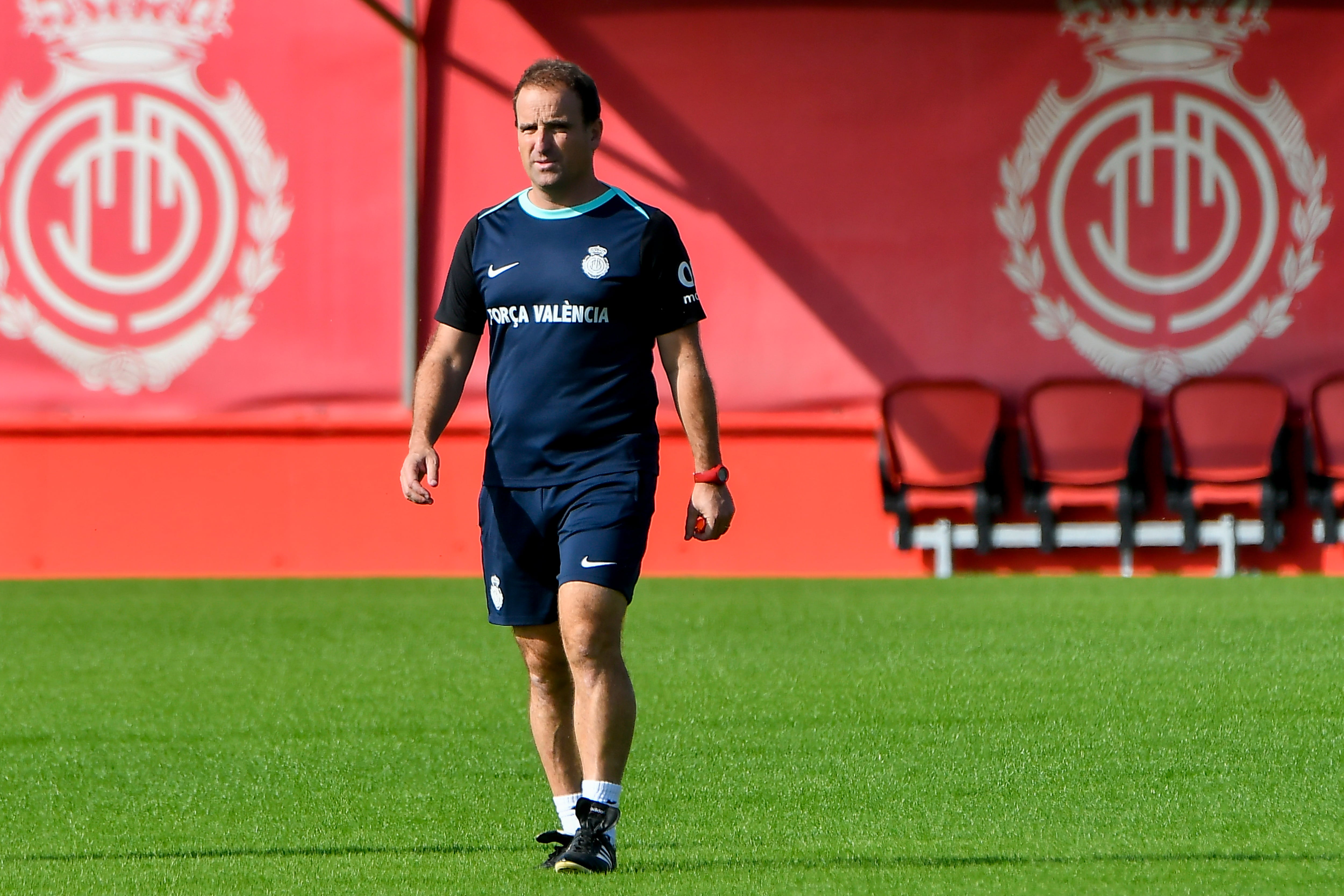 PALMA DE MALLORCA, 05/11/2024.- El técnico del RCD Mallorca, Jagoba Arrasate, dirige un entrenamiento con una camiseta en recuerdo y apoyo a Valencia este martes en la ciudad deportiva de Son Bibiloni, en Palma de Mallorca. EFE/ Miquel A. Borràs
