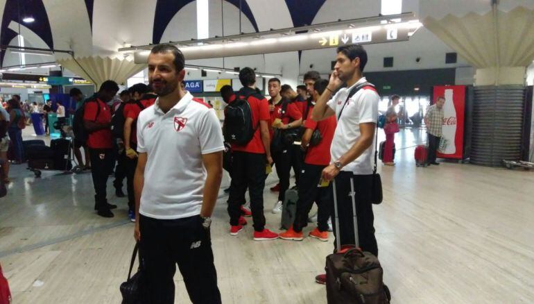 La expedición del Sevilla Atlético, en el aeropuerto de San Pablo