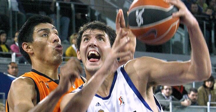 Nikola Mirotic (d), del Real Madrid, intenta entrar a canasta ante la oposición de Leonardo Mainoldi