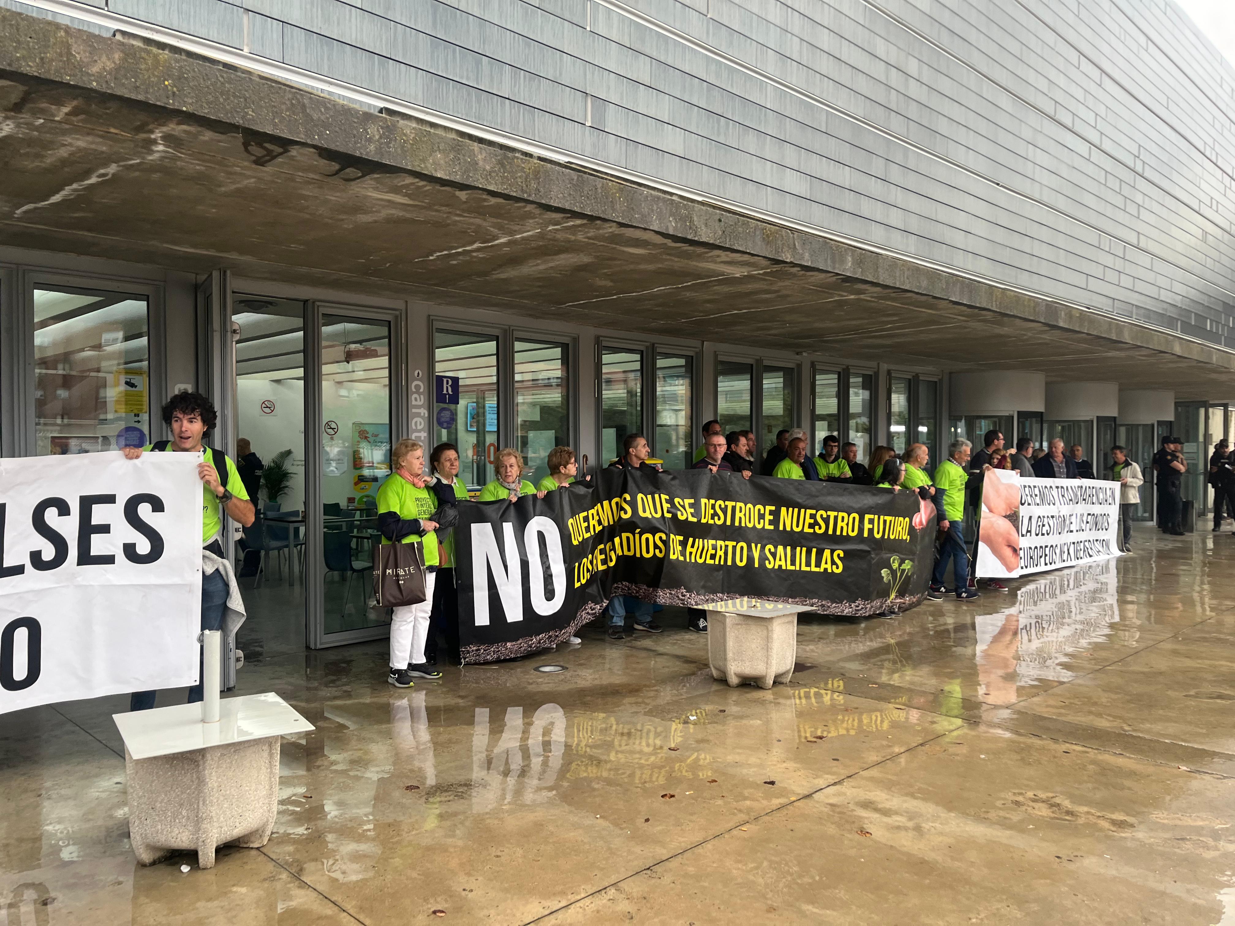 Protesta de vecinos de Salillas y Huerto en el Palacio de Congresos de Huesca