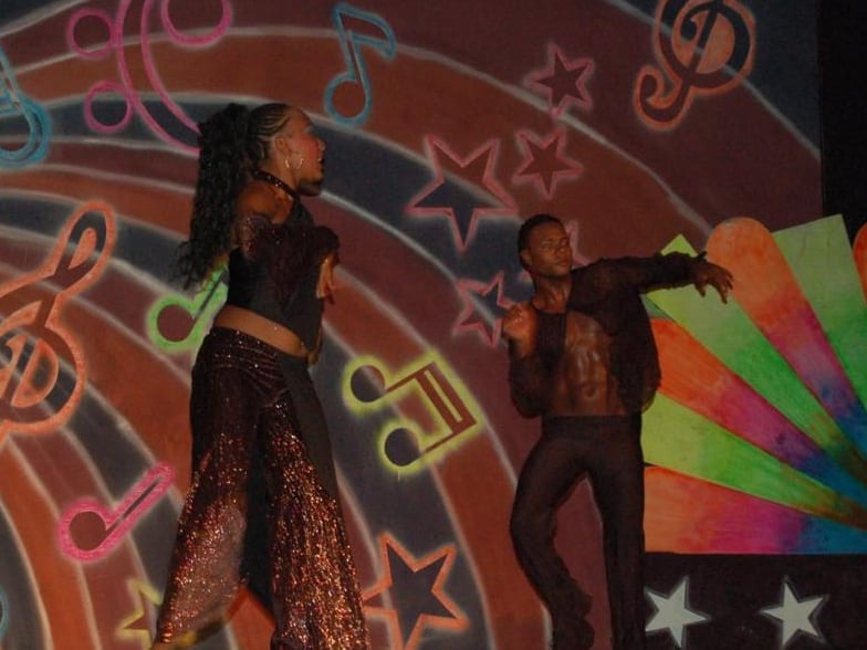 Reynol Osorio (d), en uno de sus espectáculos como bailarín.