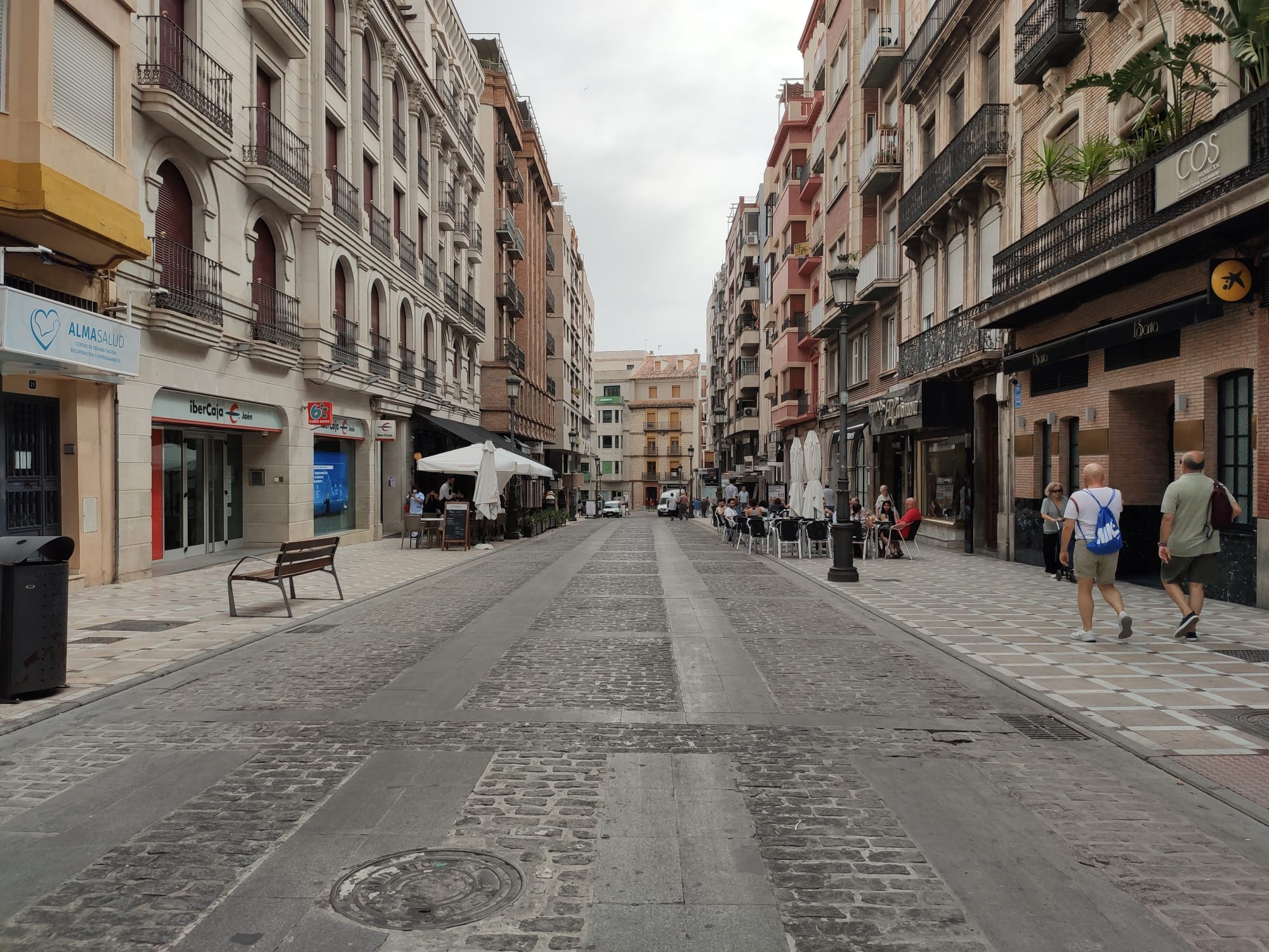 La calle Bernabé Soriano de Jaén capital, con personas que pasean por las aceras con atuendo veraniego por el calor