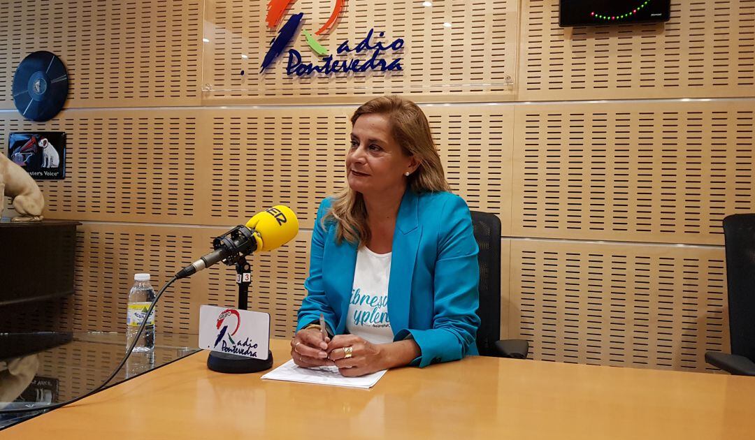 Carmela Silva en los estudios de Radio Pontevedra