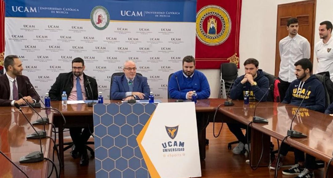 José Luis Mendoza, tercero por la izquierda, en la presentación del equipo de eSports de la UCAM