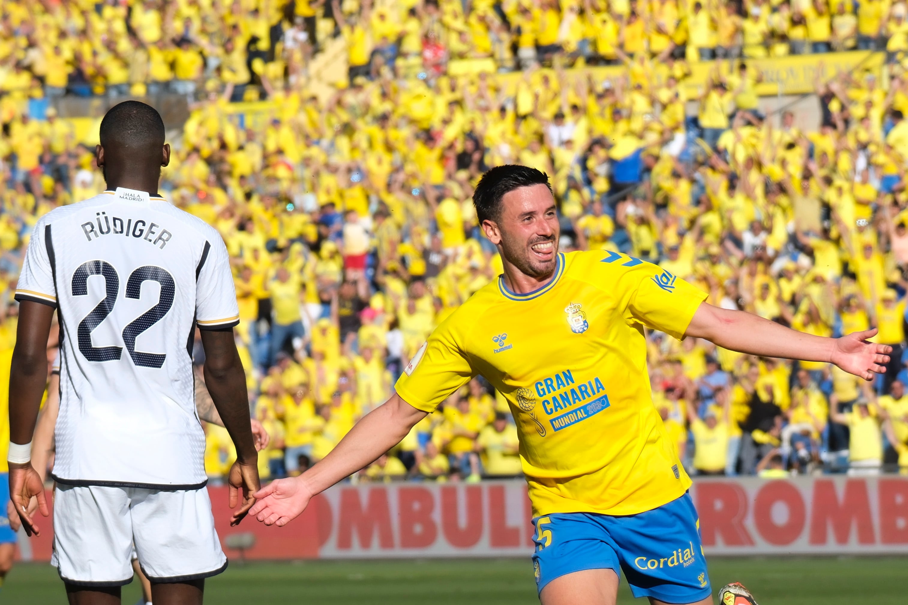 LAS PALMAS DE GRAN CANARIA, 27/01/2024.- El centrocampista español de Las Palmas Javi Muñoz celebra tras marcar el 1-0 durante el partido de la jornada 22 de LaLiga EA Sports entre la U.D. Las Palmas y el Real Madrid, este sábado en el estadio de Gran Canaria, en Las Palmas de Gran Canaria. EFE/ Ángel Medina G.
