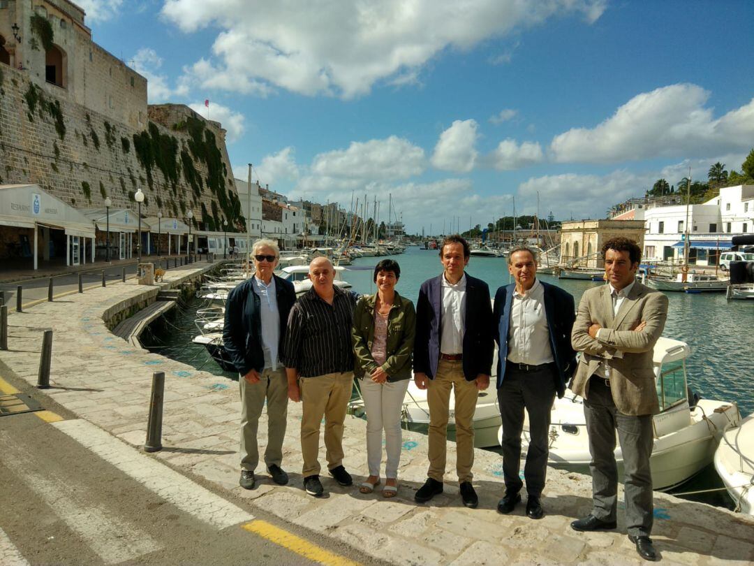 El conseller Marc Pons y otras autoridades inspeccionaron las obras que se retoman en el puerto de Ciutadella.