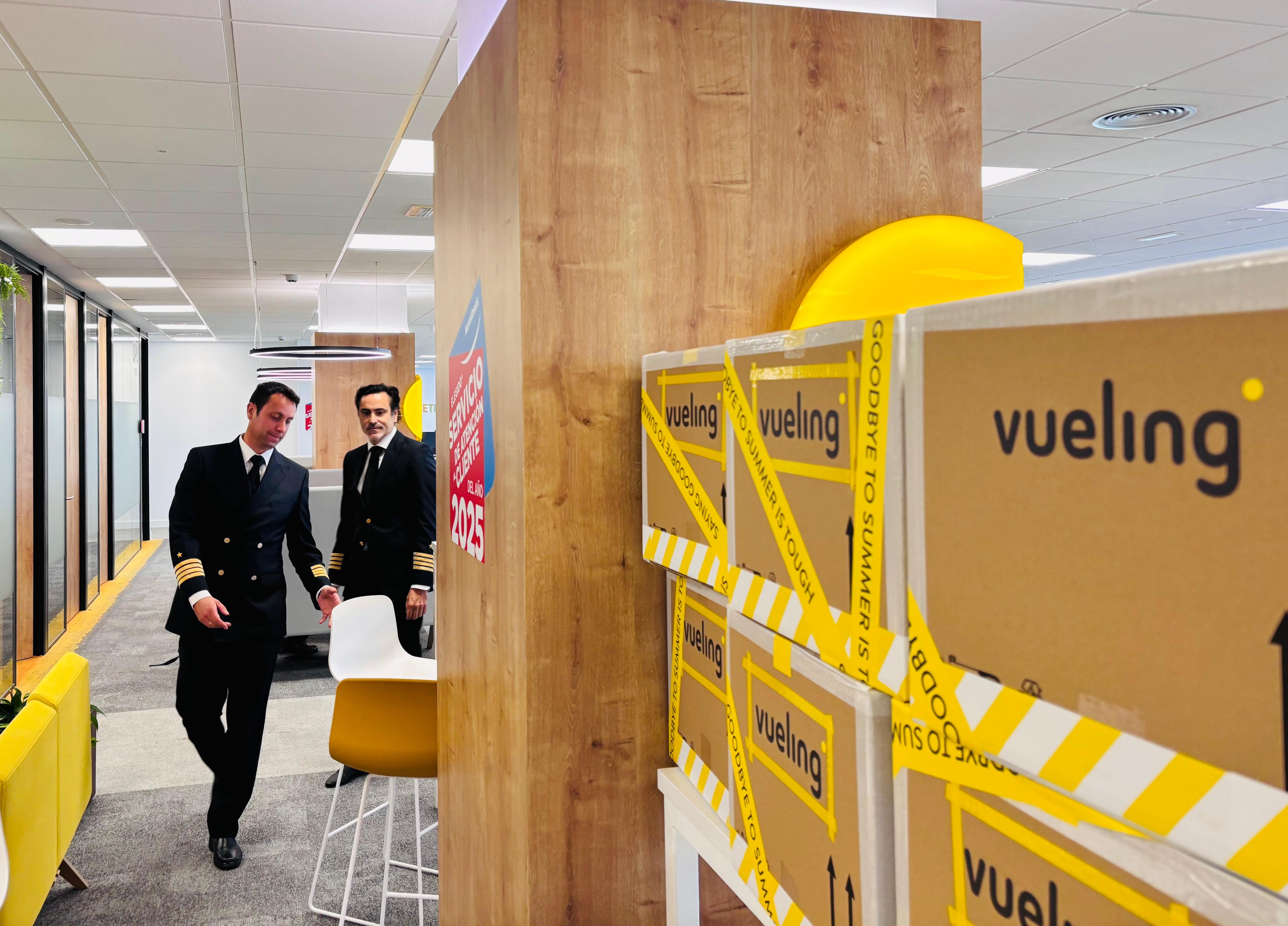 José Jiménez y Antonio José Roldán, pilotos de Vueling, en la sede la compañía aérea en Viladecans