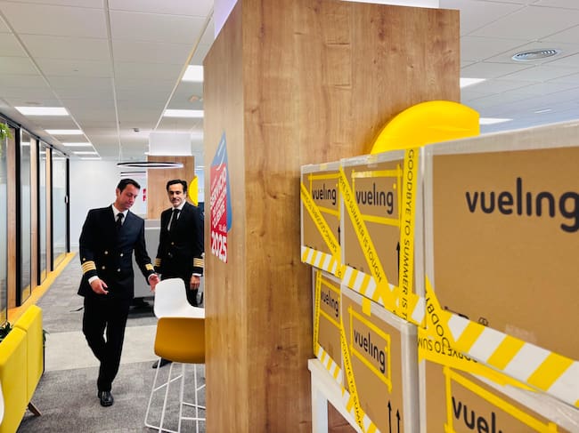 José Jiménez y Antonio José Roldán, pilotos de Vueling, en la sede la compañía aérea en Viladecans