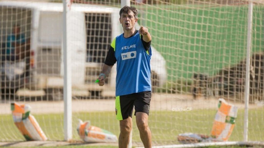 Pacheta dirige un entrenamiento del Elche C.F.