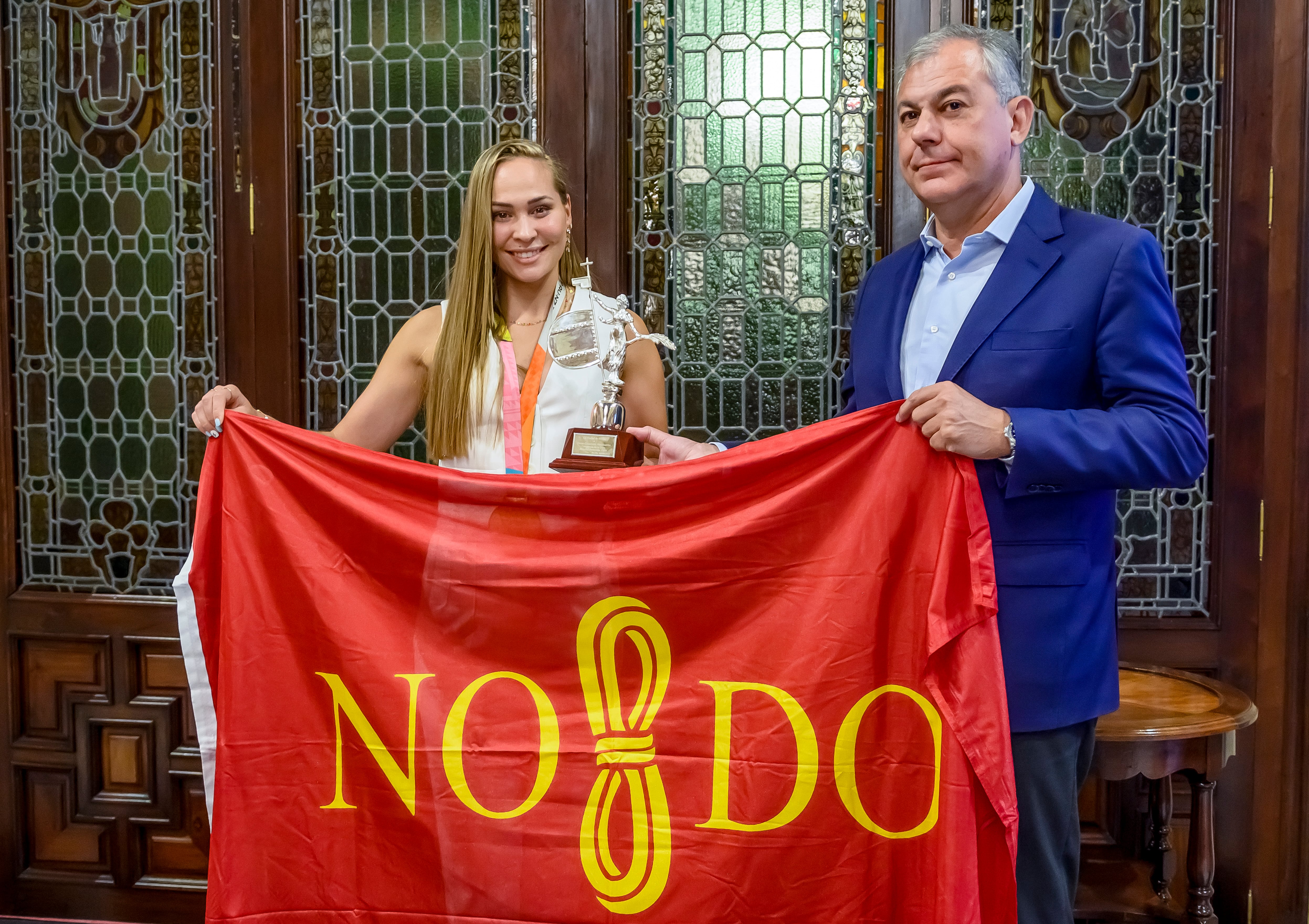 SEVILLA, 29/08/2023.- La jugadora de la selección española de fútbol Irene Guerrero, reciente campeona del mundo, durante la recepción que el regidor andaluz, José Luis Sanz (d), ofrece este martes en el Salón Colón del Ayuntamiento de Sevilla. EFE/ Raúl Caro.
