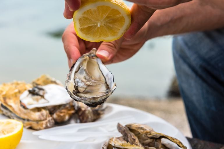 Las ostras al natural, con unas gotas de limón, son todo un manjar.