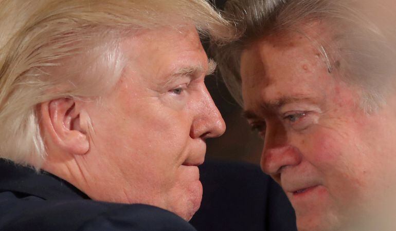 El presidente de Estados Unidos, Donald Trump y exjefe de estrategia política de la Casa Blanca, Steve Bannon.