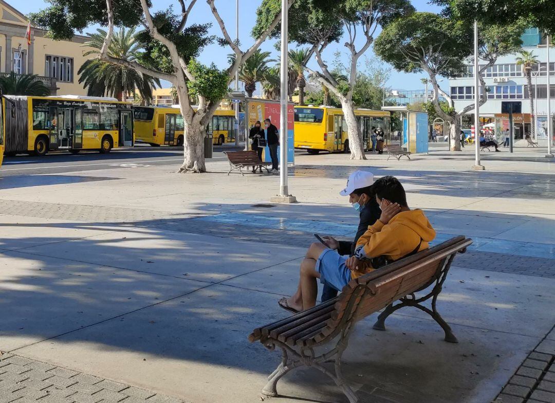 Dos jóvenes migrantes en el barrio de La Isleta