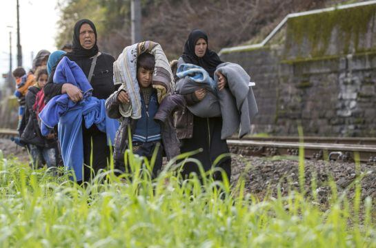 SPA11 SPIELFELD (AUSTRIA) 23/10/2015.- Refugiados caminan por las vías del tren en la frontera entre Austria y Eslovenia en Spielfeld (Austria) hoy, 23 de octubre de 2015. La Agencia de Naciones Unidas para los Refugiados (ACNUR) informó hoy de que ha rec