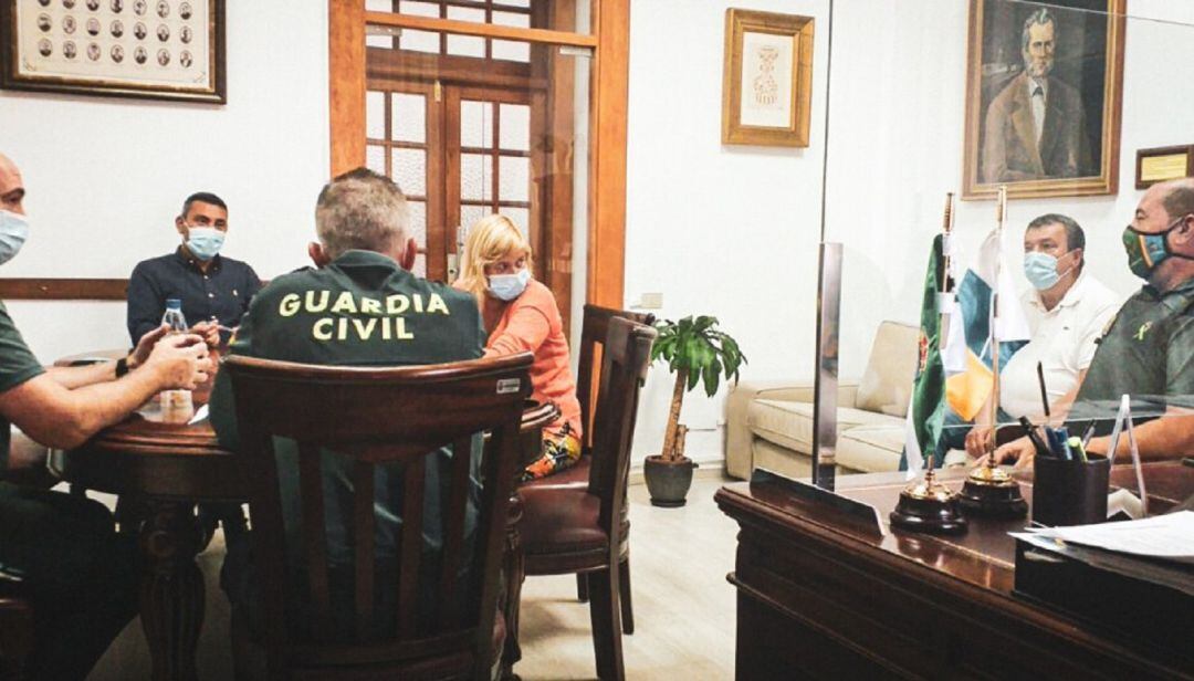 Reunión del alcalde de Teguise, Oswaldo Betancort, y la concejal de La Graciosa, Alicia Páez, con mandos de la Guardia Civil.
