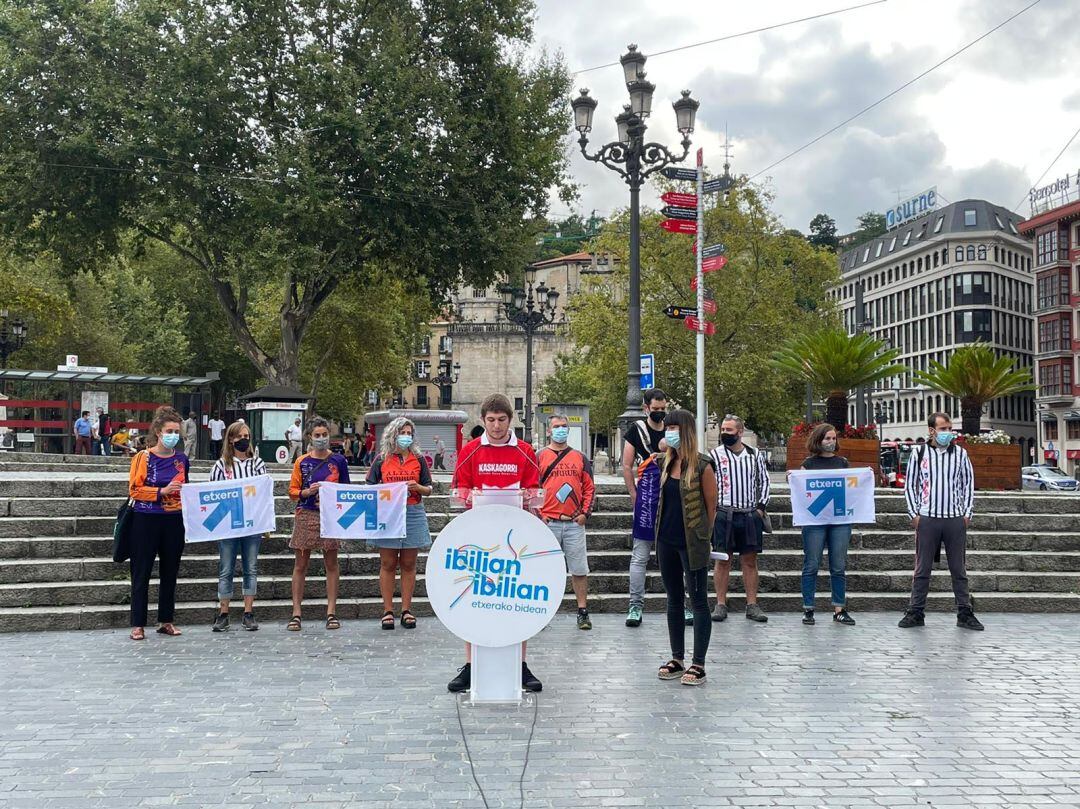 Miembros de SARE y Bilboko Konpartsak anuncian la manifestación del próximo viernes 27