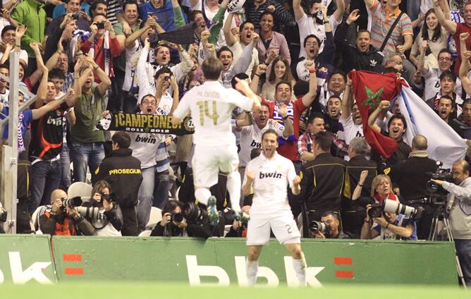 El delantero argentino del Real Madrid Gonzalo Higuaín celebra el primer gol ante el Athletic de Bilbao, durante el partido de Liga que disputaron este miércoles en el estadio de San Mamés, en Bilbao